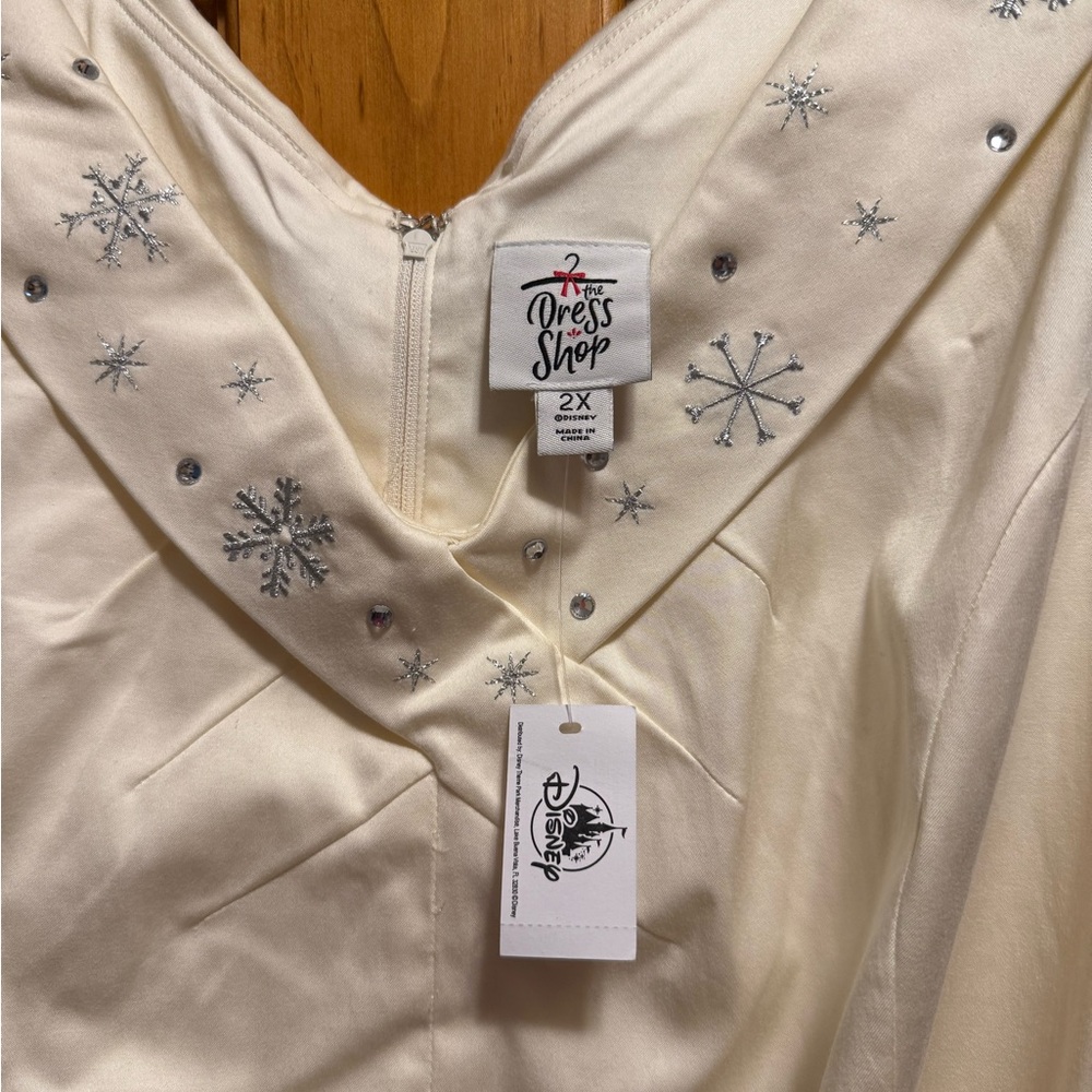 Disney Cream Midi Dress Size 2xl with Winter wonderland Castle Print - Picture 9 of 11